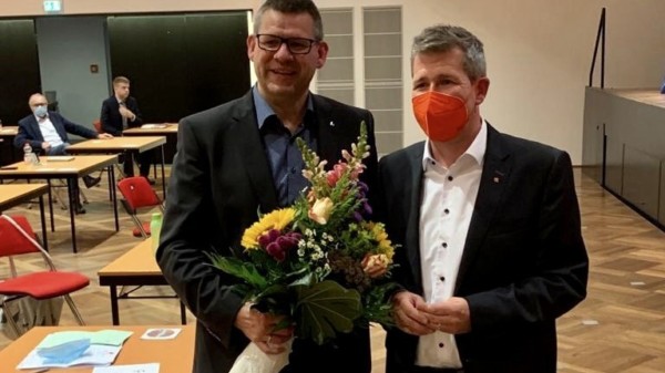 Dirk Oetzel gratuliert Friedel Lenze